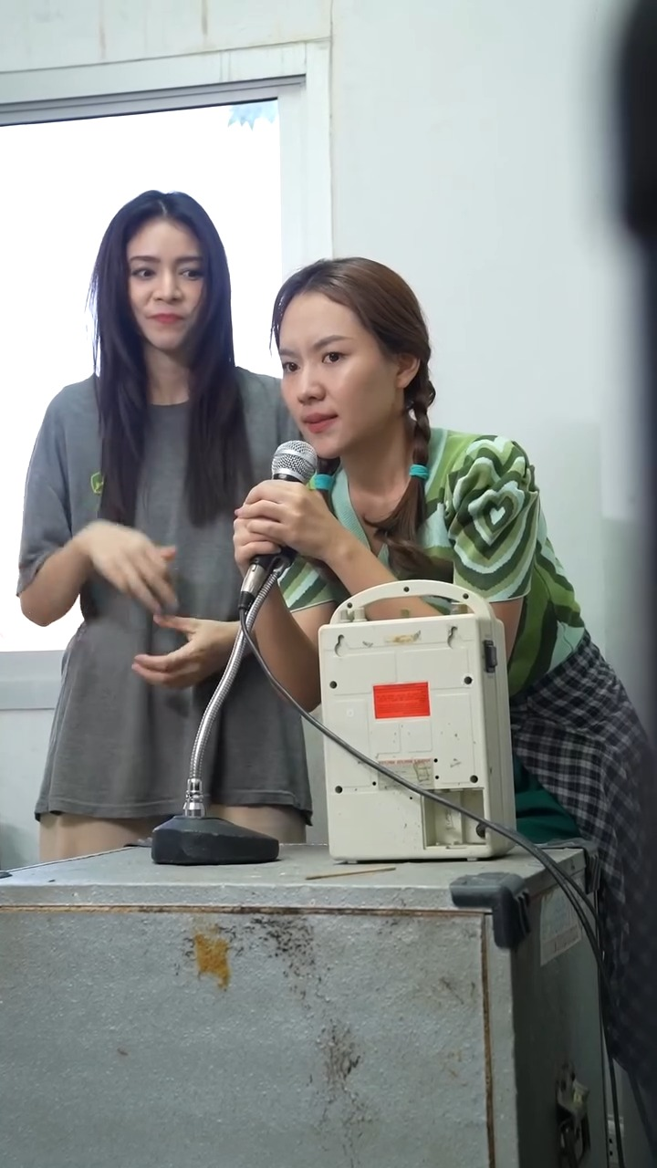 V2812027 เพ อนก นก องช วยเหล อก part2