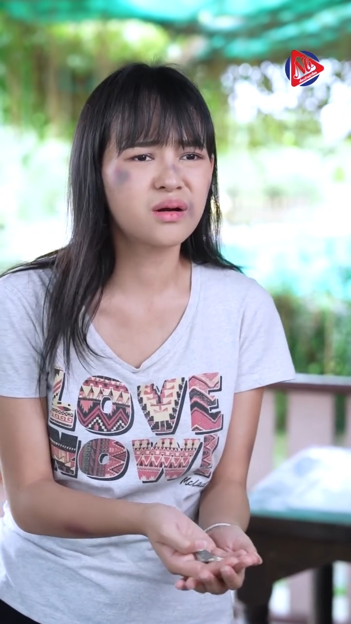 V2812030 หญ งคนน หมดหนทาง จนต องก นอาหารเหล อจากคนอ part2